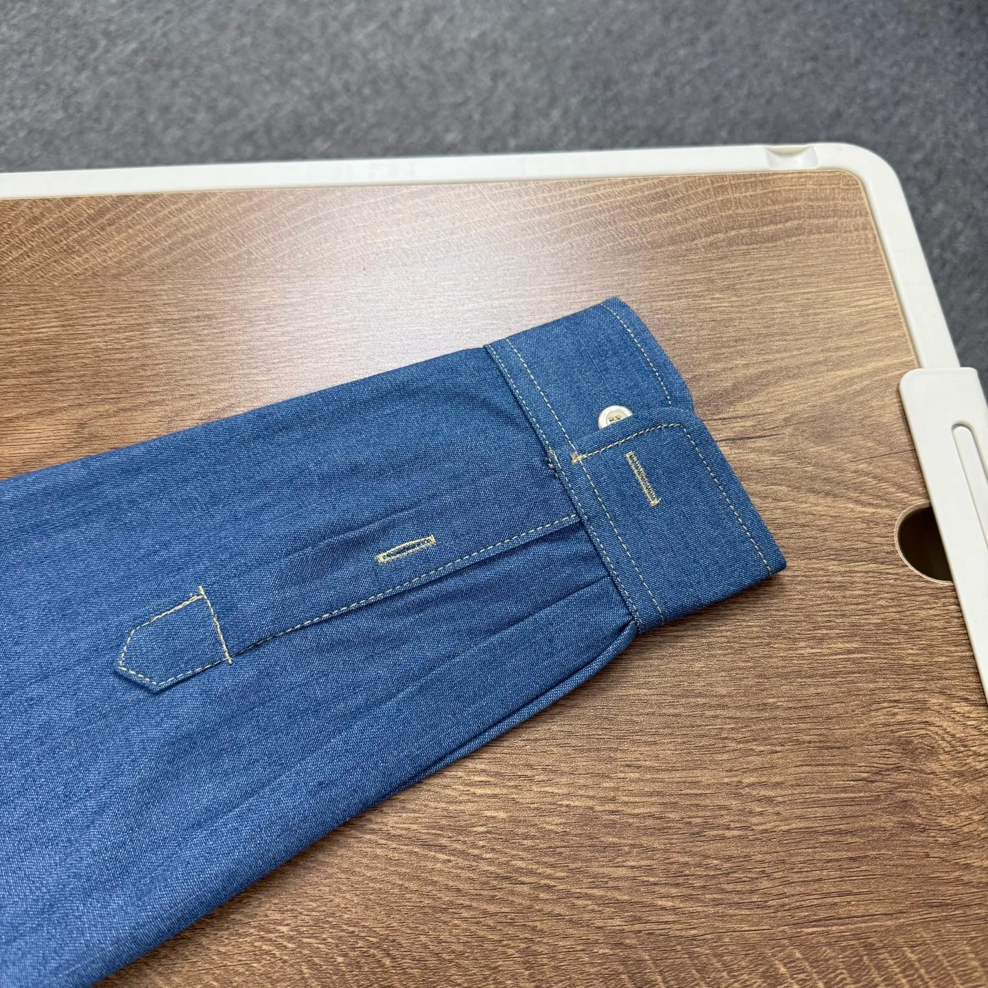 P210 Style No. B24 Ralph Lauren/Ralph Lauren classic color small label couple style washed denim long-sleeved shirt 1️⃣Made of high-quality denim fabric, the upper body is soft and comfortable, extremely delicate, has a solid, smooth and soft hand feel. The fabric does not wrinkle, and the hand feel is invincible. The details are handled perfectly! 2️⃣Adopting the washing process, the workmanship details are perfectly controlled. They are all hemmed with vest technology, and the insides of the sleeves are also used. Different from the four-needle and five-thread workmanship, the collars are also all designed with interlining, showing high-end fashion and individuality, and the style is fashionable, simple and elegant! 3️⃣It is very youthful and energetic, and can be easily worn by both men and women. It is very in line with the fashion aesthetic concepts of today's young people! Color: light blue Sizes: S, M, L, XL